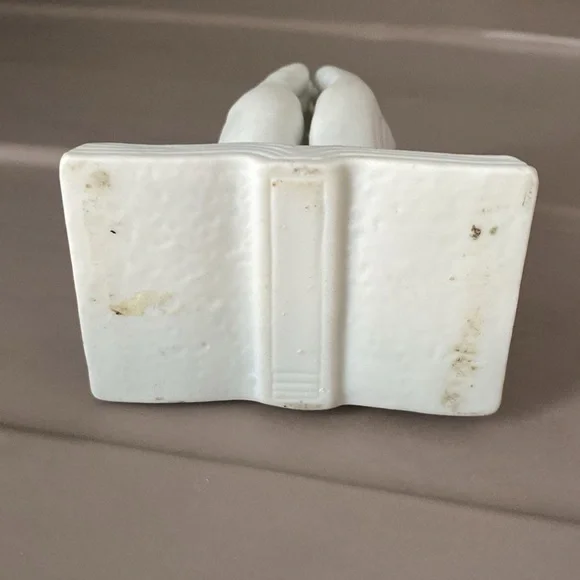 Vintage prayer hands over book and roses figurine - Picture 6 of 14